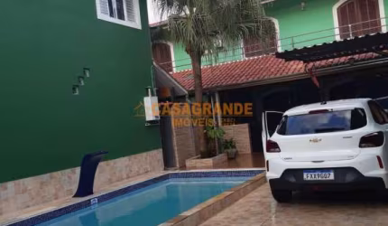 Casa com 3 quartos com edícula e piscina na Vila Tesouro,