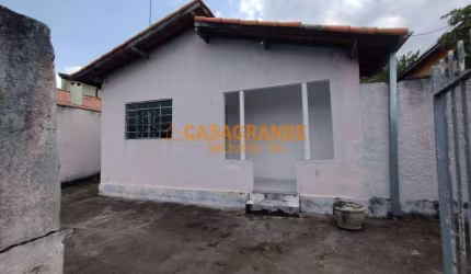 Casa com 03 quartos, no Jardim Ismênia