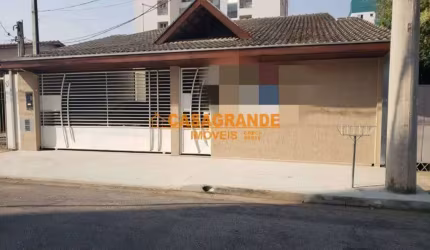 Casa com 03 quartos, 232m² Jardim América SJC