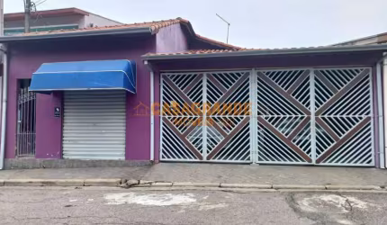 Casa com  03 quartos, Ponto comercial e 01 edícula nos fundos