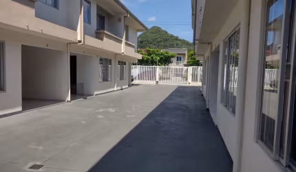 SOBRADO EM CONDOMINIO PROX DA IGREJA MATRIZ