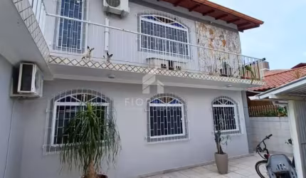 Casa com 03 dormitórios sendo 01 suíte, no bairro Sertão do Imaruim, Palhoça/SC.
