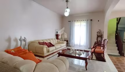 Casa com 02 pisos e piscina no bairro Barreiros - São José/SC