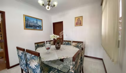 Casa com 03 dormitórios 01suíte no bairro Barreiros, em São José.