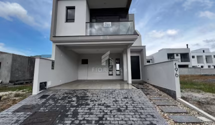 Casa em condomínio fechado, com 03 dormitórios sendo 3 suítes, em Biguaçu.