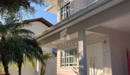 Casa em condomínio fechado, com 04 dormitórios sendo 01 suíte, na Ponte do Imaruim/Palhoça-SC.