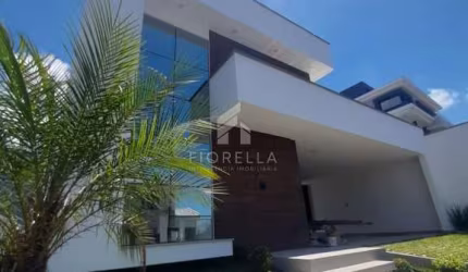Casa térrea alto padrão, com piscina, 03 suítes, no bairro Pedra Branca, Palhoça-SC.