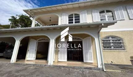 Casa de 04 dormitórios, sendo 01 suíte, 212 m², à venda, na Praia Comprida em São José-SC.