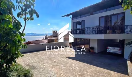 Casa com 04 suítes no Morro da Cruz - Florianópolis/SC.