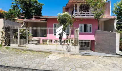 Casa à venda com 260m² de área privativa, 04 dormitórios, sendo 01 suíte, em Coqueiros/Florianópolis-SC.