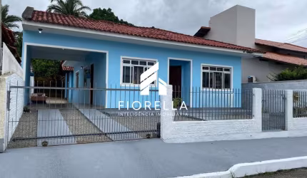 Casa financiável à venda com 03 dormitórios, sendo 01 suíte, no Bairro Pagani em Palhoça/SC.