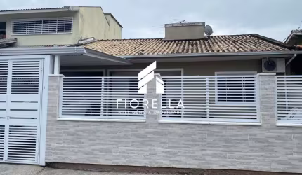Casa de 02 dormitórios (porteira fechada) no Bairro Madri em Palhoça