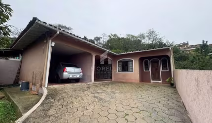 Casa térrea à venda com 03 dormitórios, sendo 1 suíte no bairro Roçado / São José-SC.