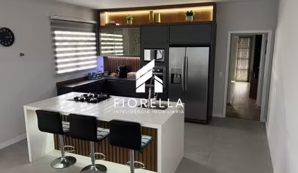 Casa de 3 dormitórios, sendo 2 suítes, 200 m², à venda, no bairro Serraria em São José