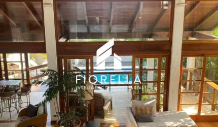 Casa de 4 dormitórios, mobiliada, à venda, no bairro João Paulo em Florianópolis