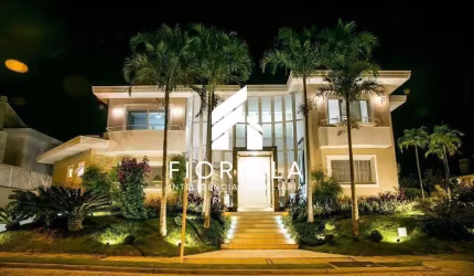 Casa luxuosa com piscina e mobiliada de 05 dormitórios, sendo 04 suítes, Jurerê Internacional em Fpolis.