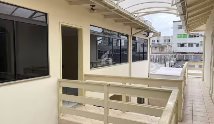 Casa de 02 pavimentos com 550 m² de área construída em terreno de 360 m²