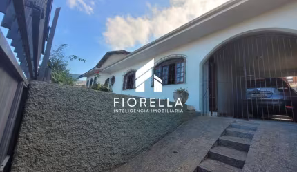 Casa térrea à venda com 03 dormitórios, sendo 01 suíte, em Barreiros/São José-SC.