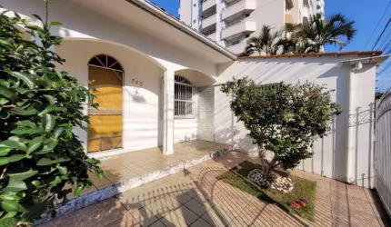 Casa térrea à venda com piscina aquecida,  03 dormitórios, sendo 01 suíte, 03 vagas, em Barreiros - São José/SC.
