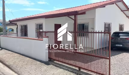 Casa à venda com 03 dormitórios em amplo terreno no bairro Aririú, em Palhoça/SC.