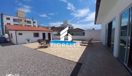 Casa à venda com 03 dormitórios em amplo terreno no bairro Aririú, em Palhoça/SC.