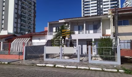 Casa de 02 pavimentos com 04 dormitórios, sendo 01 suíte no bairro Kobrasol - São José/SC