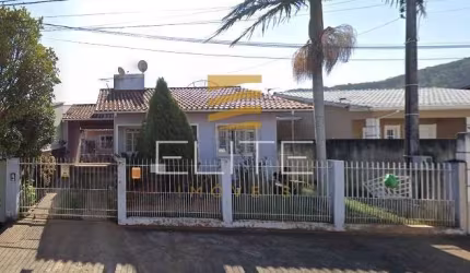 Casa 02 dormitórios bairro Madri - Palhoça / SC