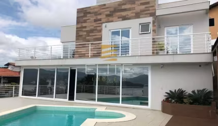 Casa com 03 suítes no bairro Agronômica - Florianópolis / SC