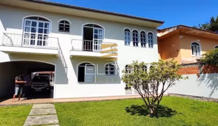 Casa com 04 dormitórios, sendo 01 suíte no bairro Abraão - Florianópolis / SC