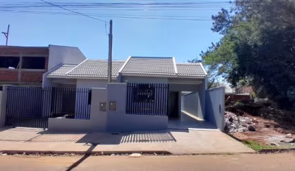 Casa com 3 quartos com corredor lateral;