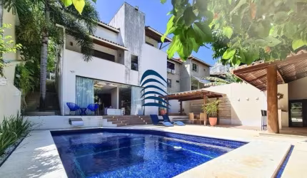 Casa para pessoas exigentes com decoração CLEAN impecável prezando um ambiente leve, arejado e funcional, com cores neutras e claras.