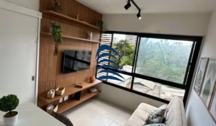 Blue Barra - Excelente quarto e sala com  27,14 m2, cozinha americana, mobiliado e decorado, climatizado, reformado, móveis planejados, andar alto
