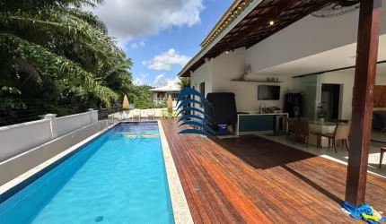 Casa recém reformada no Alphaville Litoral Norte 1 com 462m² de terreno e 271m² de área construída, fino acabamento, PORTEIRA FECHADA