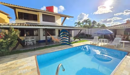 Casa 4 quartos, 1 suíte com closet, em rua pública tranquila, próximo ao farol de Itapuã.