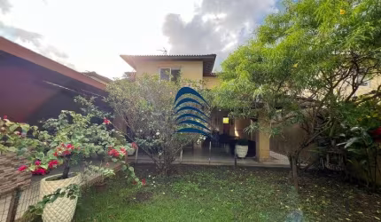 Casa em condomínio fechado em Jaguaribe, 237m² de área construída, 400m² de terreno, 4/4 sendo 2 Suítes, Suíte Master com Closet, 2 Salas, Cozinha Americana, Lavabo, Varanda Grande, Área de Serviço,