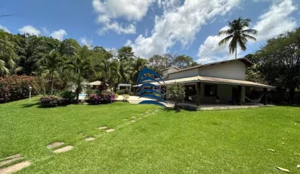 Casa no Condomínio Águas Finas em LAURO DE FREITAS - Casa com 6 quartos sendo 4 suítes com piscina e área gourmet.