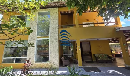 Casa em Jaguaribe, aconchegante, 5/4 com duas suítes e mais uma dependência completa, 600m² de terreno, 420m de área construída, a 150 metros da praia