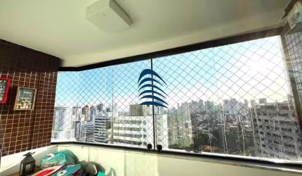 Apartamento de 2 quartos sendo 1 suíte + gabinete, com 80 m2, andar alto, poente, ventilação cruzada, Móveis planejados em todos os ambientes. 2 vagas de garagem.