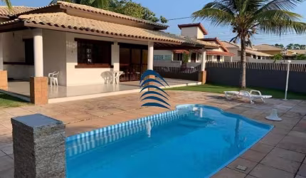 Excelente casa para em Jacuípe, 4 quartos (1 externo) 3 banheiros, sala de estar e jantar integradas com um american bar, cozinha, 03 garagem.