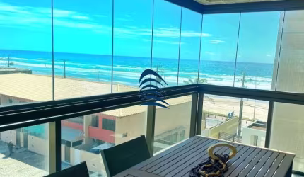 Apartamento vista mar, pé na areia  PORTEIRA FECHADA, nascente 60m2, 2/4 sendo 01 suíte, único dono em Praia do Flamengo   Com varanda, sala de estar,