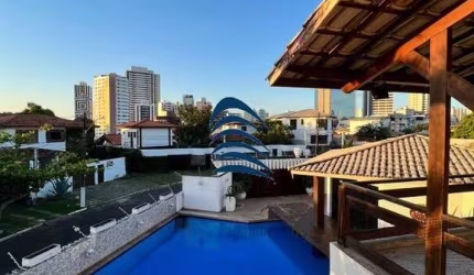 A casa fica localizada em condomínio fechado em uma área nobre do Itaigara, próximo a shoppings, escolas, praças, restaurantes e toda a comodidade que o bairro oferece.