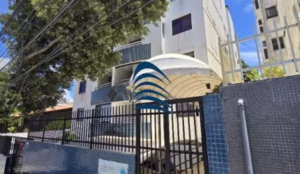 Apartamento Térreo no Costa Azul, com 2/4 sendo uma suíte, 64 m², área de serviço, varanda ampla, móveis planejados, uma vaga de garagem coberta.