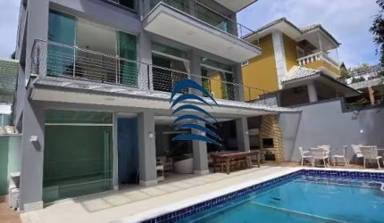 Luxuosa casa em Alphaville I, com área gourmet, piscina privativa e sauna.