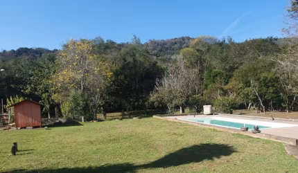 Chácara com 3.700m2 com casa de 100m2.