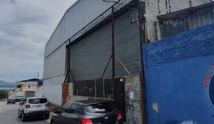 Galpão 500m2, com doca para uma carreta cada vez.