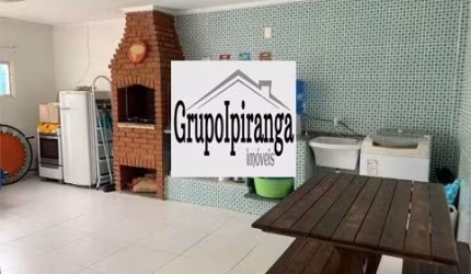 Sobrado com 3 dormitórios sendo 1 suíte, churrasqueira e 3 vagas de garagem com portão automático.