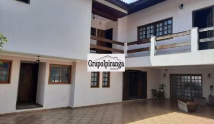 Sobrado com 3 dormitórios sendo 2 suítes com closet, sacada e 3 vagas na garagem.