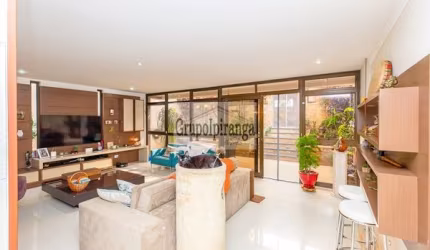 Sobrado com 5 dormitórios, 3 suítes, sala de jantar e estar integradas com parede de vidro para o jardim e 4 vagas.
