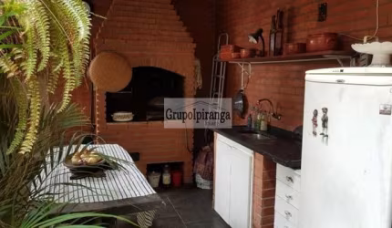 Sobrado com área de lazer e churrasqueira, 3 suítes e Garagem coberta para 5 carros.