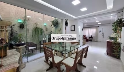 Sobrado com área gourmet e churrasqueira, 4 quartos sendo todos suítes, sala 2 ambientes com jardim de inverno e 4 vagas